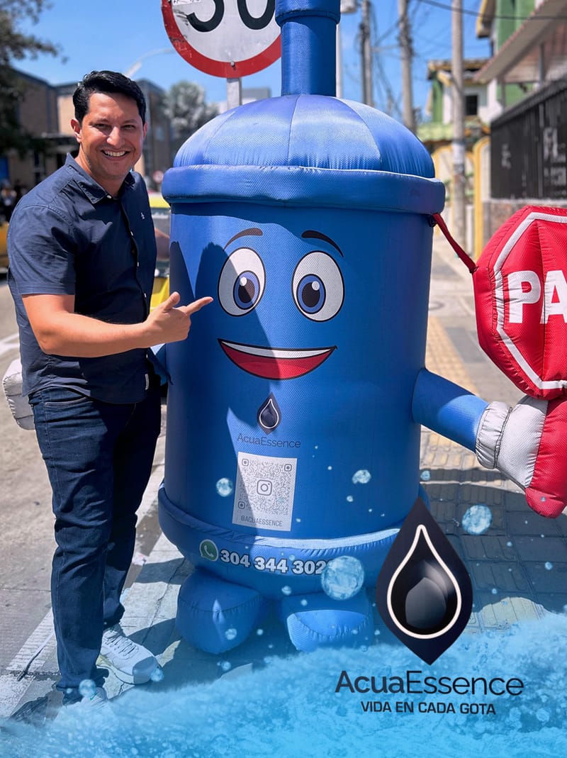 Fundador de AcuaEssence junto a la mascota de la marca