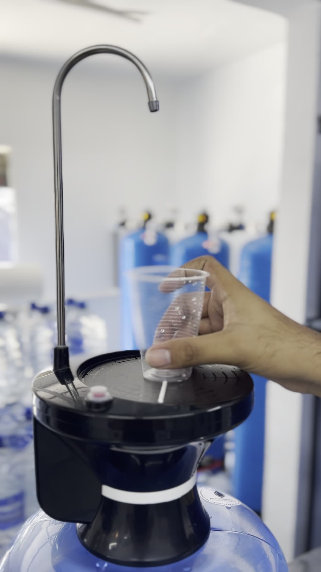 Dispensador eléctrico recargable de AcuaEssence sobre un botellón