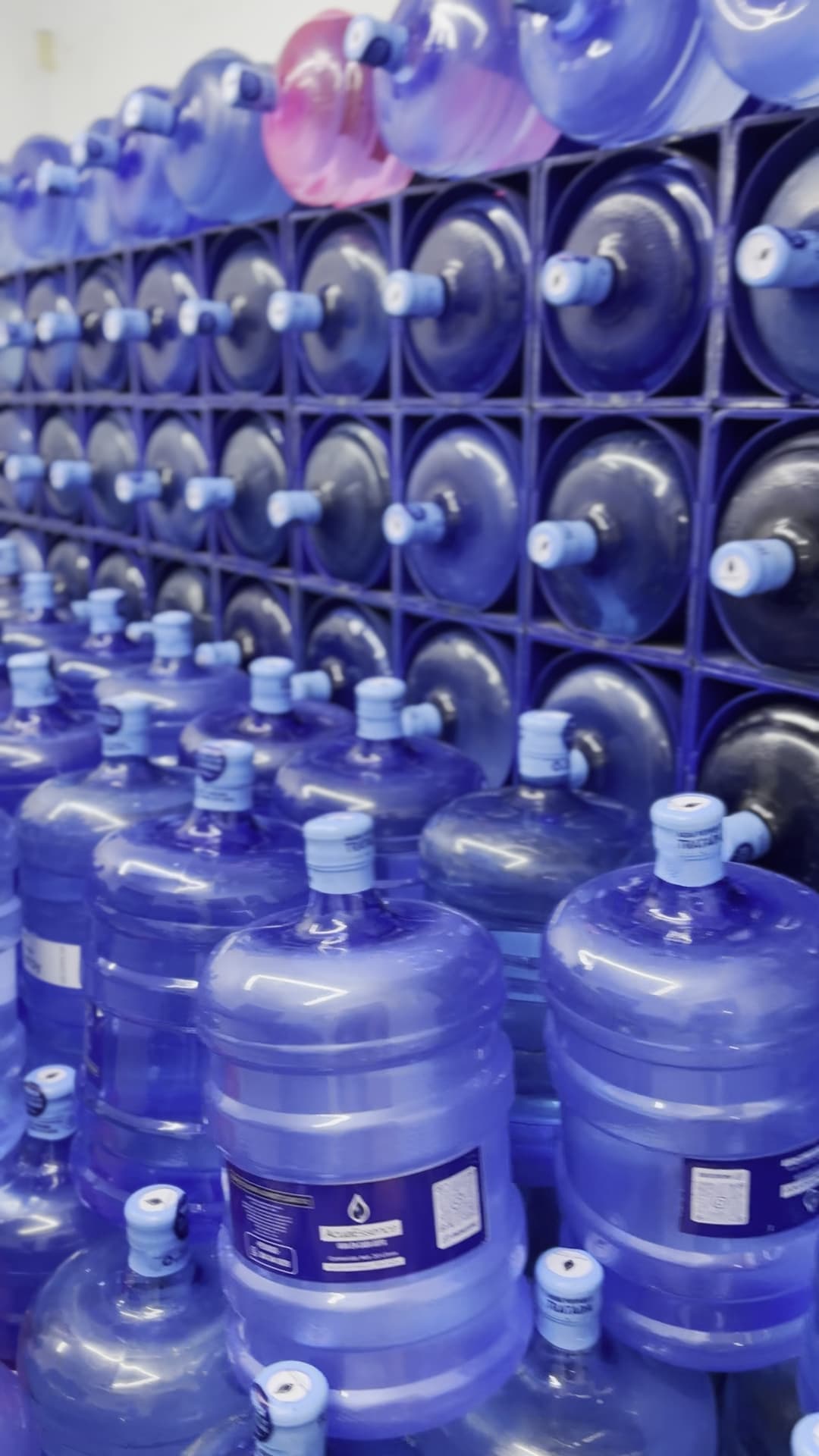 Bodega con botellones de 20 litros de AcuaEssence